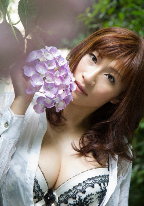 二階堂ソフィアの圧倒的にど迫力バスト